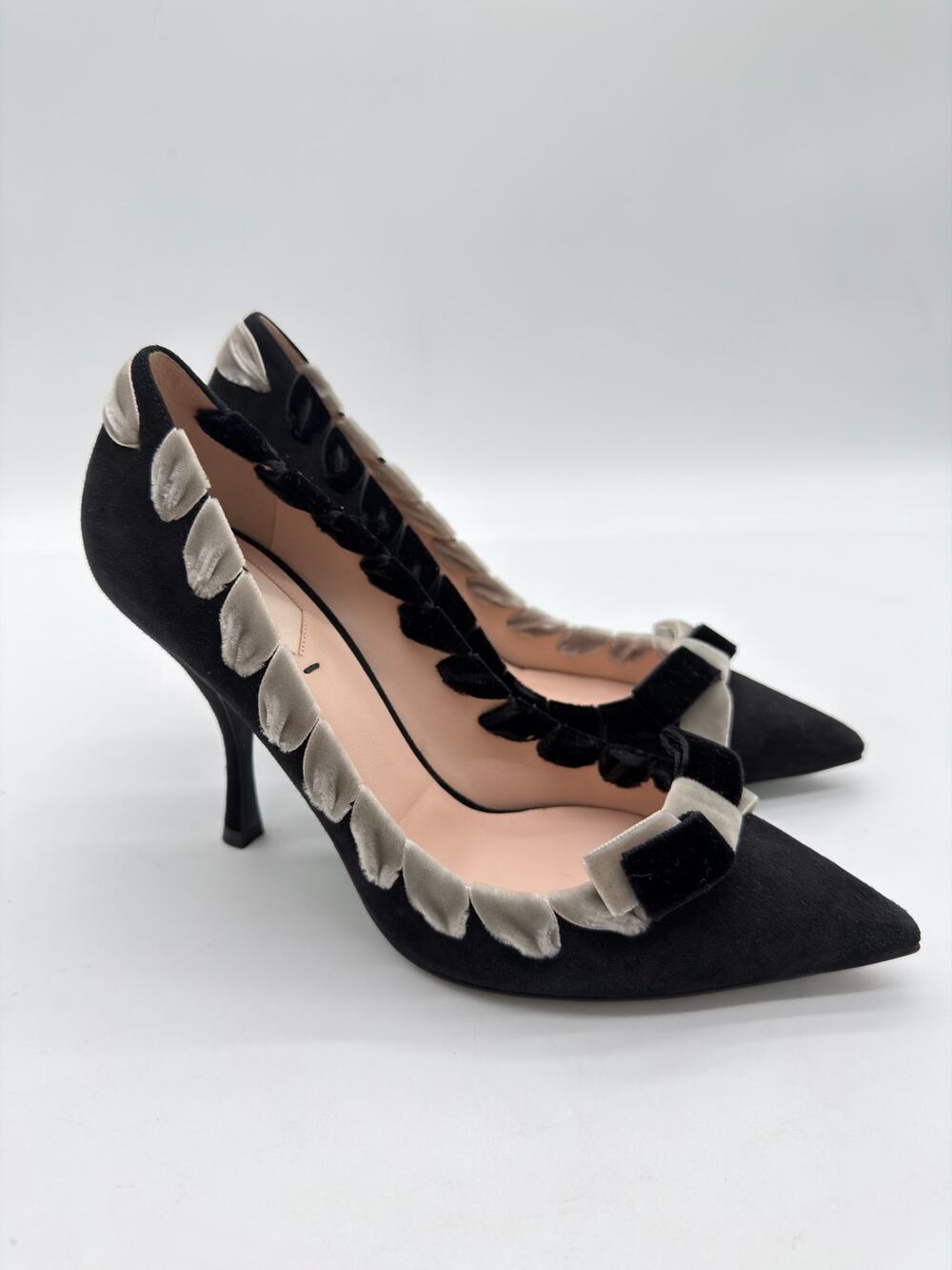 Fendi Luxury Black Gray Suede Stitched Bow Sophisticated Pumps $795 38.5 Italy